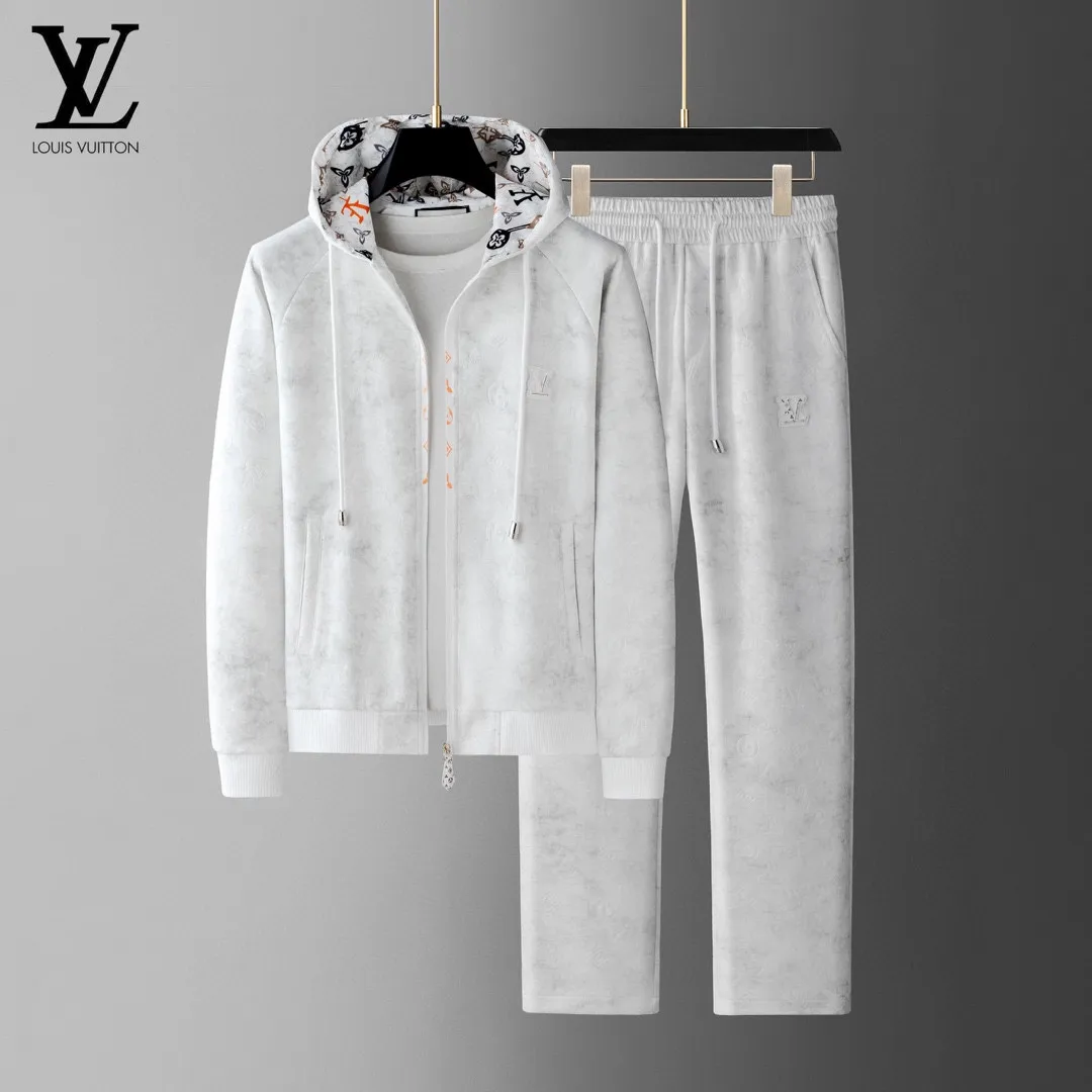 🅿️620 [LV Louis Vuitton] hot-selling suit is coming. Focus on the original version of the official website. 2025 new hot-selling cardigan and sweatshirt suit. The original order is the best. 🇭🇰The meticulous work of top designers. It has a fitting and perfect upper body effect. All-natural high-quality Tencel Roman cotton 100%, close-fitting comfort, noble and elegant! Original hardware embodies elegance and nobility! Counter size: M-4XL (up to 190 pounds)